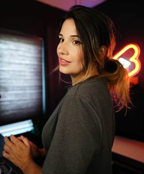 Cadaea ポルノモデル 写真