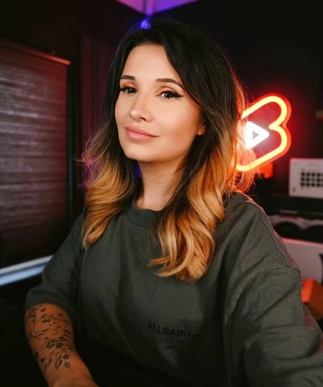 Cadaea かわいいポルノスター 写真