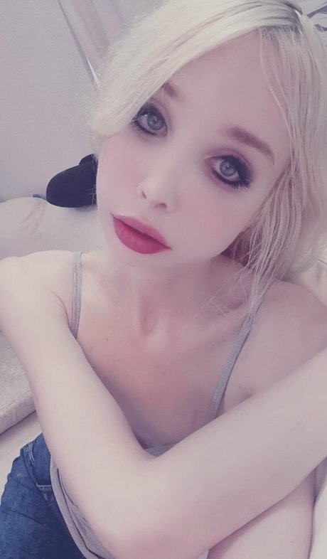 Sarina Valentina アダルトモデル 写真