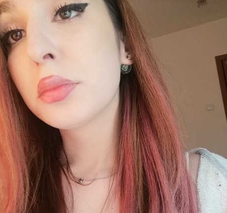 尖ったおっぱいオンリーファンズ ポルノ 写真