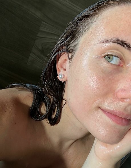 Ariel Next Door スター ヌード 写真