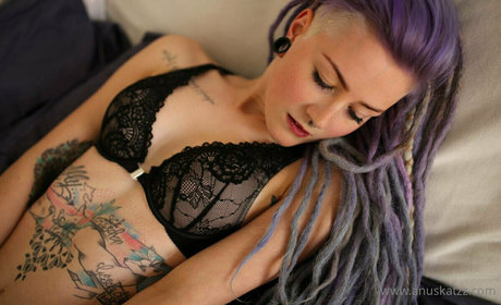 カーリーエボニーオンリーファンズ ホット 画像