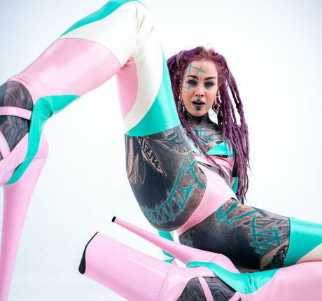 巨乳オナニーオンリーファンズ 無料セクシー 画像