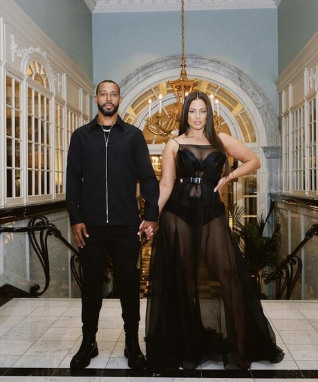 ぽっちゃりカップルオンリーファンズ ホットセクシー 画像