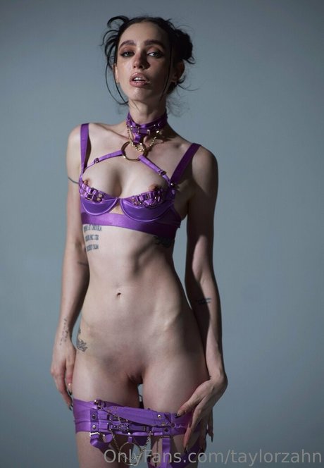 Taylor Zahn 裸の女優 画像