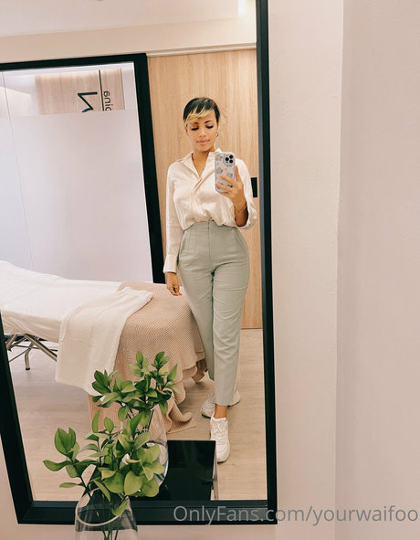 バン・オンリーファンズ ホットヌード 写真