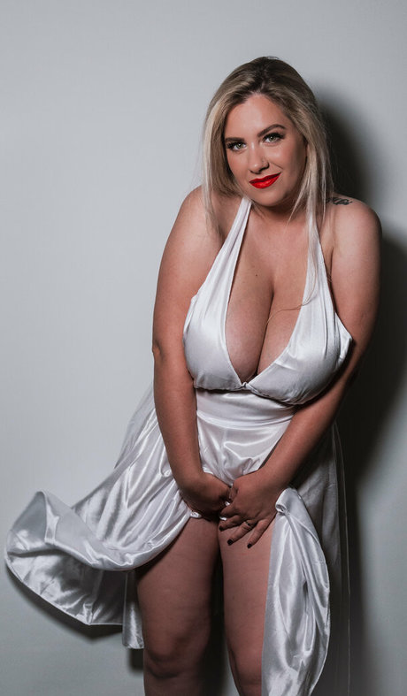 Nina Phoenix ポルノモデル 写真