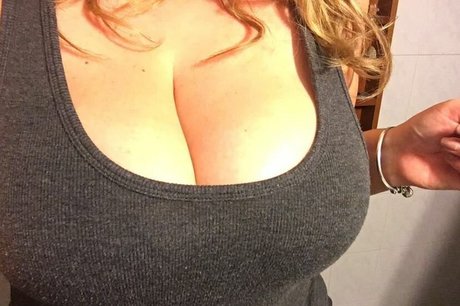 巨大ディルドオンリーファンズ セクシー 写真