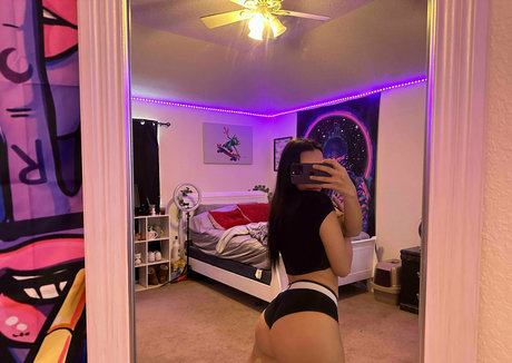 ぽっちゃりブロンドのオンリーファンズ 美しいポルノ 写真