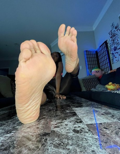 littleebonyfeet ポルノスター 可愛い 写真