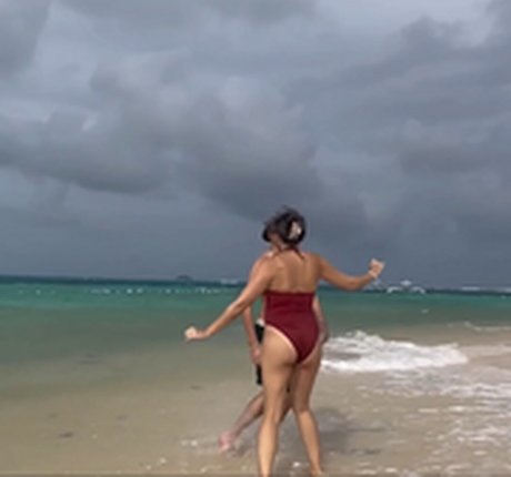 ビキニティーンオンリーファンズ 美しいヌード 写真