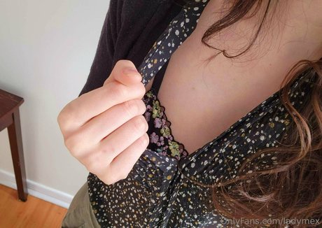 太った足のオンリーファンズ セクシーヌード 写真