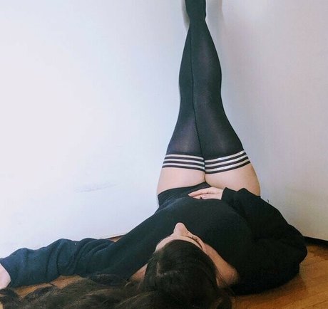 お尻を広げるオンリーファンズ ヌード 写真