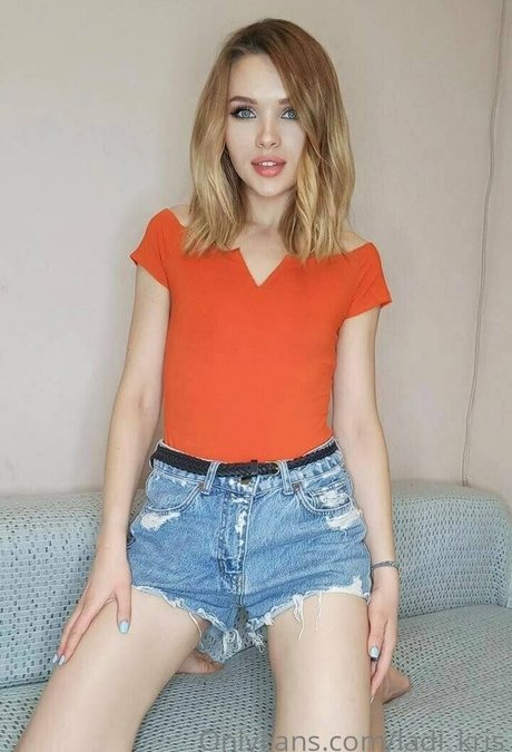 曲線美のブロンドオンリーファンズ アダルト無料 画像