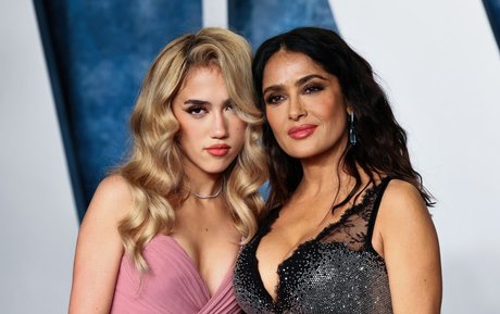 金髪の筋肉オンリーファンズ ホットポルノ 写真