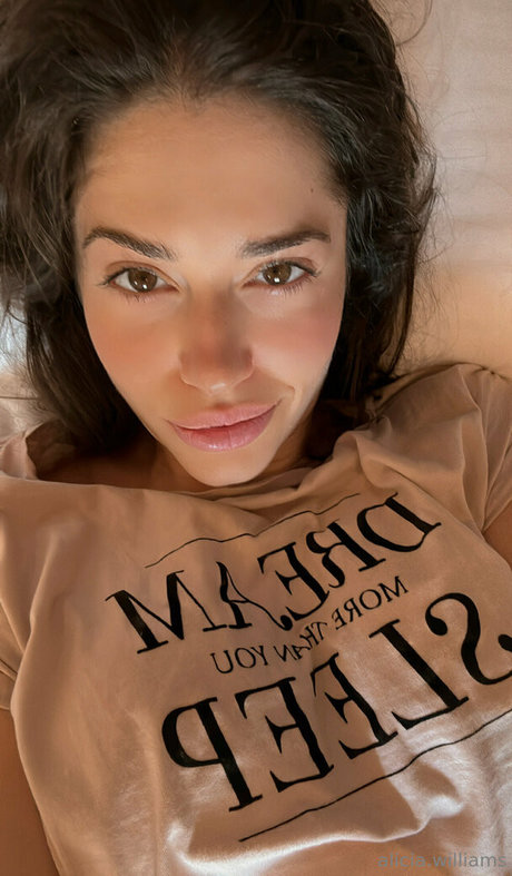 Alicia Williams アートスター 写真