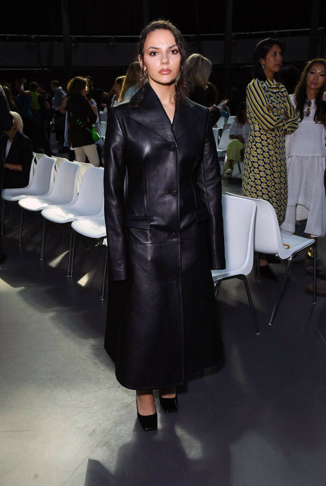 Dafne Keen 裸のモデル ギャラリー