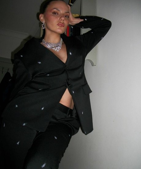 Dafne Keen エロティックモデル 画像