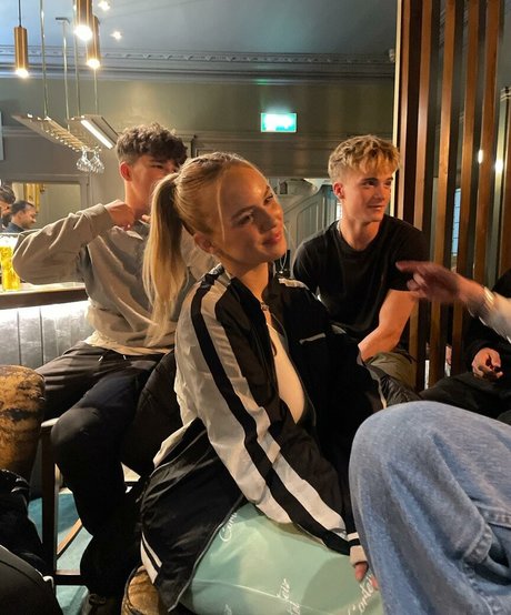 Gabriella Davies アートモデル 写真