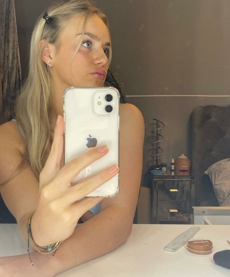 Gabriella Davies 裸モデル 画像