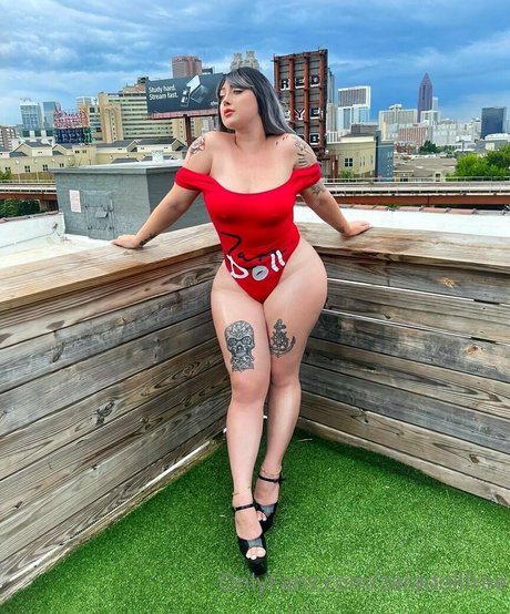 ぽっちゃりブルネットオンリーファンズ ヌード 写真