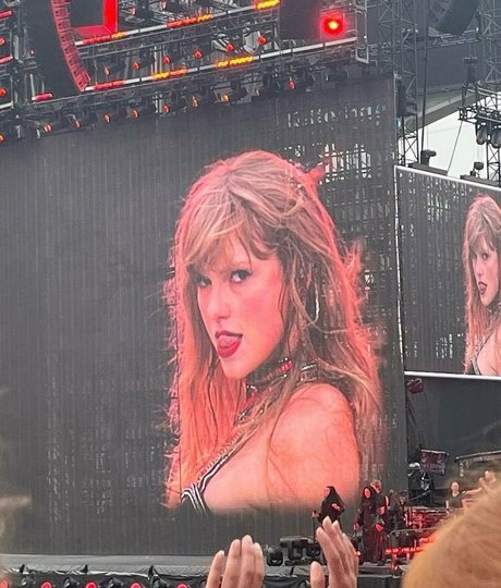 巨乳ストリップオンリーファンズ セクシーヌード 写真