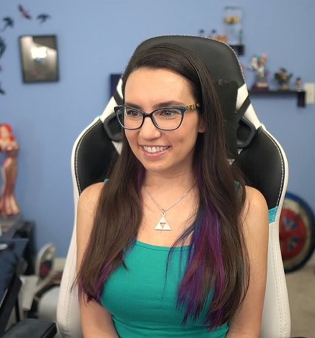 小さいチンポのシーメールオンリーファンズ エロ 写真