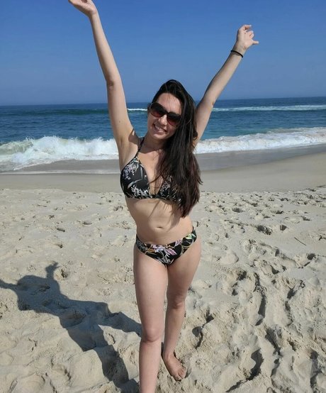 黒檀ビキニオンリーファンズ ホットヌード 画像