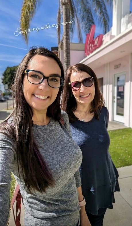 指マン 潮吹き オンリーファンズ セクシーヌード 写真