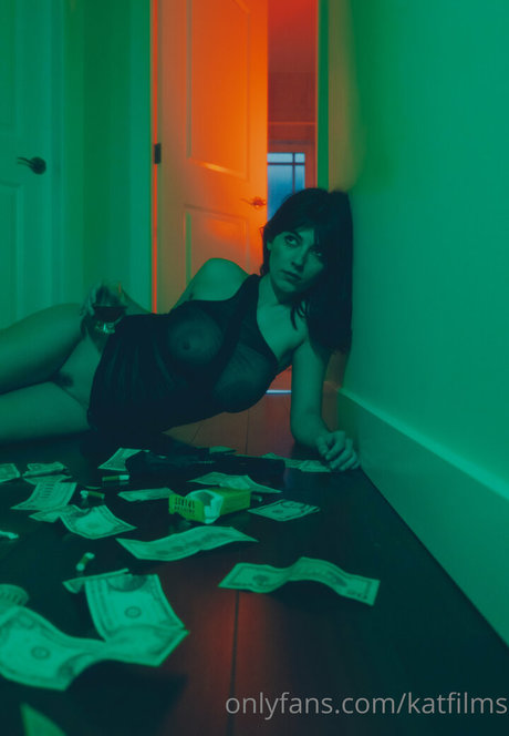 金髪のホットな妻オンリーファンズ えろ 画像