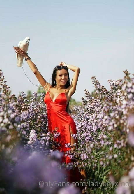 エモな痴女オンリーファンズ アート裸 画像