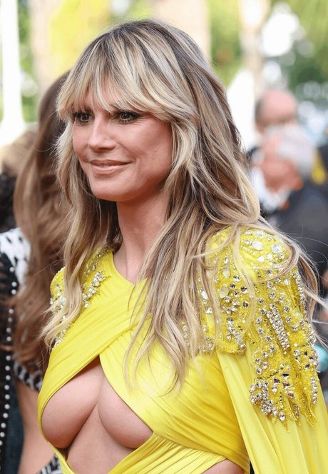 お尻を広げるオンリーファンズ エロチック ギャラリー