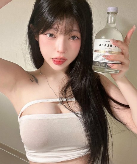 いちごミルクオンリーファンズ 美しいポルノ 写真