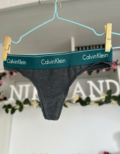 スペードのクイーン オンリーファンズ セクシーヌード 写真