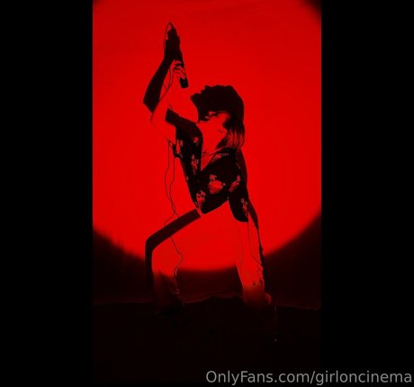 金髪の筋肉オンリーファンズ エロ 写真