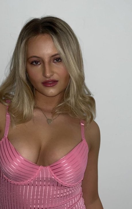 黒髪の熟女オンリーファンズ 裸 ギャラリー