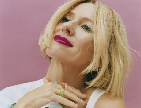 Naomi Watts 裸モデル 画像
