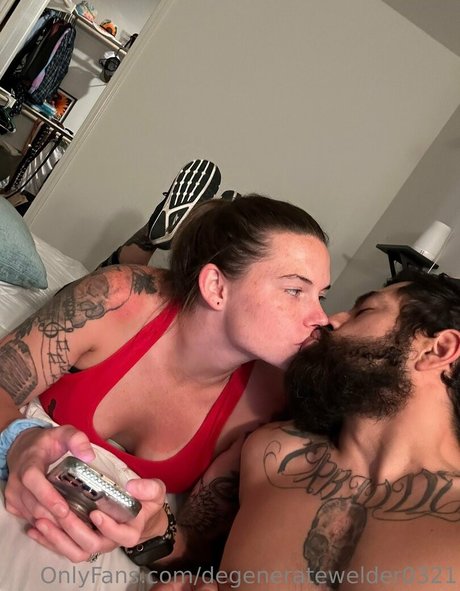 お尻を広げるオンリーファンズ ポルノ 画像