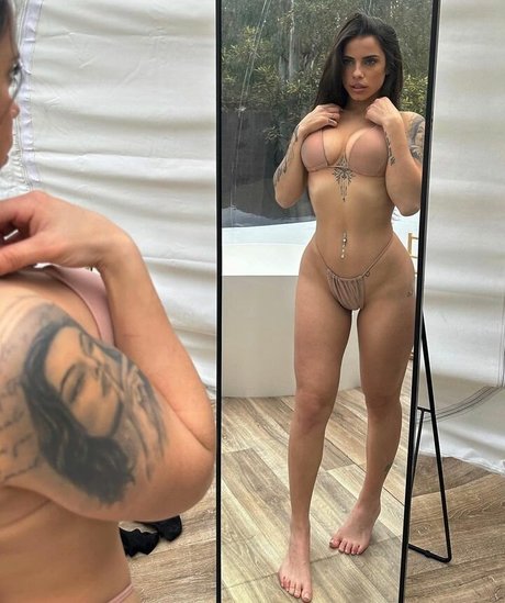 巨乳ストリップオンリーファンズ セクシーヌード 画像