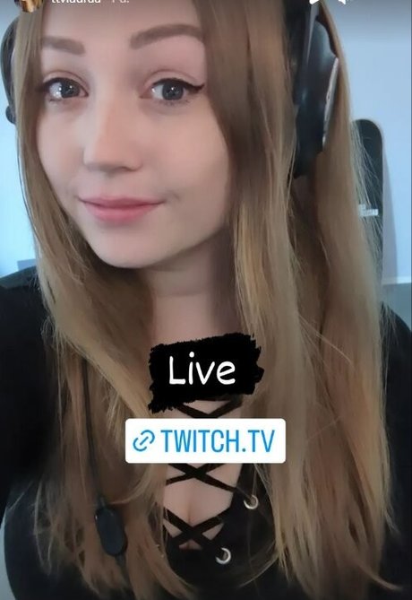 lauraa ポルノモデル 写真