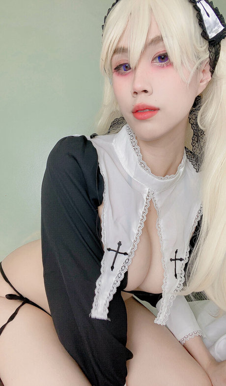 曲線美のブロンドオンリーファンズ トップ 写真