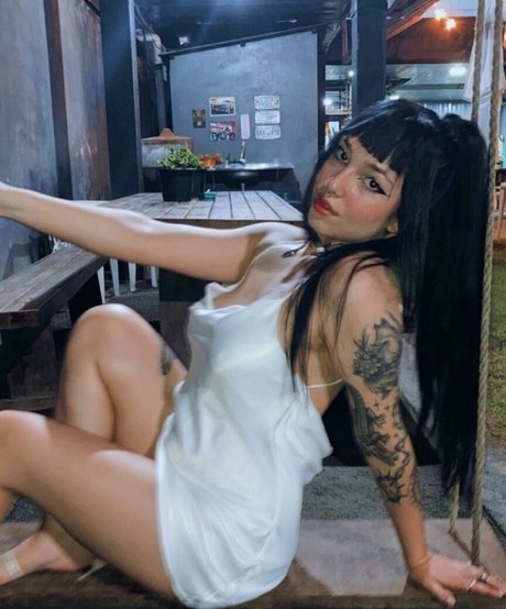 曲線美の女の子オンリーファンズ えろ 写真