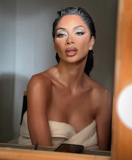 ナースオンリーファンズ セクシー 画像