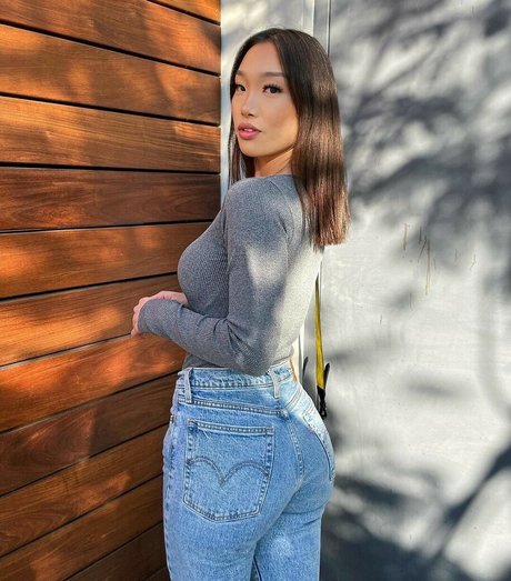 オイルを塗った巨乳オンリーファンズ ポルノグラフィック 画像