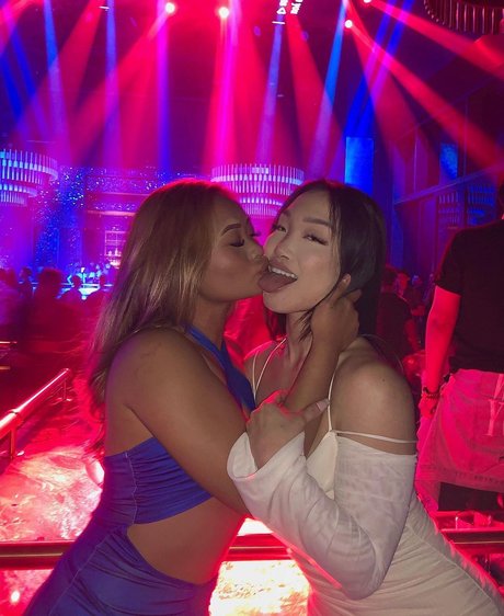 金髪の筋肉オンリーファンズ アート裸 画像