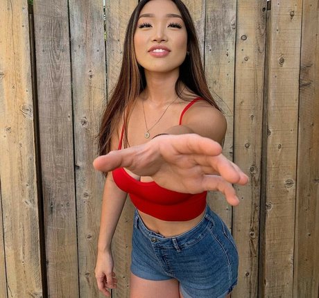 巨乳ストリップオンリーファンズ 無料ポルノ 写真