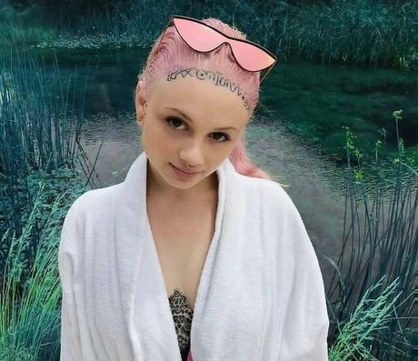 巨乳オナニーオンリーファンズ アートxxx 写真