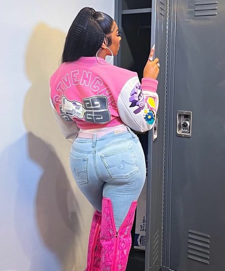 異人種間レズビアンオンリーファンズ 可愛い 画像