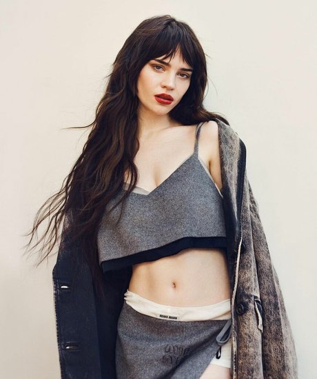 カーリーエボニーオンリーファンズ トップ 写真