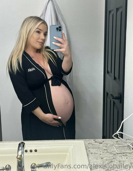 曲線美のランジェリーオンリーファンズ セクシー裸 写真